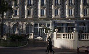 Le 12 mai 2020, devant l'hôtel Carlton à Cannes
