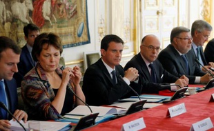 Le Premier ministre Manuel Valls lors d'une réunion à Matignon avec les pétroliers et les transporteurs le 28 mai 2016 à Paris