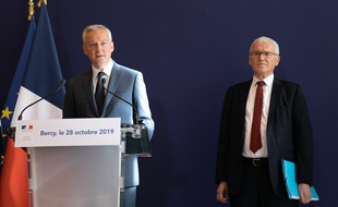 Bruno Le Maire et Jean Bernard Lévy, PDG d'EDF, lors de la remise du rapport sur l'EPR de Flamanville, le 28 octobre 2019.