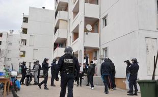 Des policiers effectuent des contrôles d'identité lors d'une opération anti-drogue le 12 janvier 2012 dans le quartier Bassens à Marseille