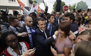 Le président Emmanuel Macron prend un bain de foule alors qu'il rend visite aux employés de l'équipementier GM&S, menacé de liquidation, à la sous-prefecture de Bellac (Haute-Vienne) le 9 juin 2017.