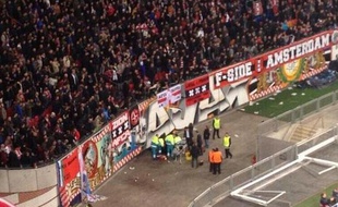 Photo postée sur Twitter par un spectateur présent au stade lors de l'accident impliquant un supporter de l'Ajax, le 26 novembre 2013.