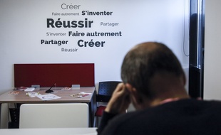 Un espace de travail dans une agence Pôle emploi.