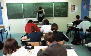 Des collégiens dans une salle de classe.