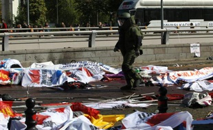 Des corps recouverts de bannières et de drapeaux jonchent le sol le 10 octobre 2015 à Ankara après le pire attentat meurtrier de l'histoire de la Turquie