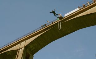 Illustration: Saut a l’élastique depuis le Viaduc de Saint-Georges-le-Gaultier dans la Sarthe.