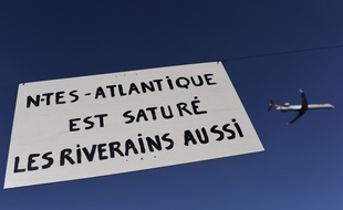 Lors d'une manifestation le 27 avril. Un panneau Nantes Atlantique est sature. Les riverains aussi.//Credit:SEBASTIEN SALOM GOMIS/SIPA/