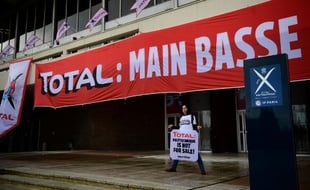 Une soixantaine de membres d'ONG environnementales ont manifesté ce jeudi matin contre le projet d'implantation d'un centre de recherche de Total sur le campus de Polytechnique.