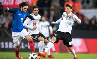 Adrien Rabiot dispute le ballon à Mesut Ozil, lors d'Allemagne-France, mardi 14 novembre.