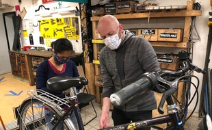 Dans l'atelier de Bretz'selle, des flèches au sol indiquent le sens de circulation.
