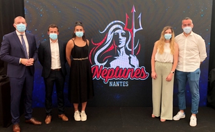 Yoann Joubert, Pierre Peltier, Orlane Ahanda, Marianne Buron et Guilaume Saurina entourent le nouveau logo de Neptunes Nantes.