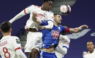 Comme ici la semaine passée face au Strasbourgeois Stefan Mitrovic, Sinaly Diomande prend le plus souvent le dessus sur ses adversaires directs sur coups de pied arrêtés.