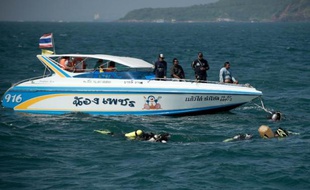 Les secouristes thaïlandais s'apprêtaient lundi à récupérer le ferry coulé au large de la station touristique de Pattaya, au lendemain d'un drame qui a fait six morts dont la moitié de touristes étrangers.
