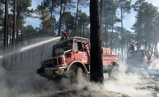 Despompiers luttent contre le feu à Pessac, le 26 juillet 2015.