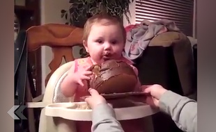 Un bébé s'émerveille devant un gâteau en chocolat