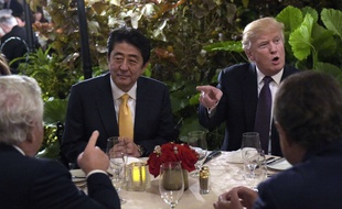 Donald Trump dîne avec le Premier ministre japonais Shinzo Abe dans son club de golf en Floride, le 10 février 2017.