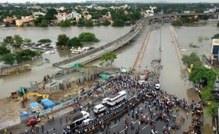 Des routes inondées dans Chennai, en Inde, le 2 décembre 2015