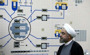Photo fournie par les autorités officielles du président iranien Hassan Rohani visitant la salle de contrôle de la centrale nucléaire de Bouchehr, le 13 janvier 2015