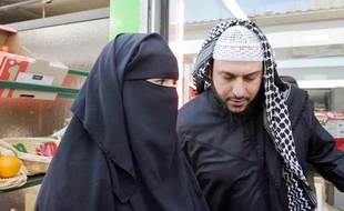 Le Nantais accuse de polygamie par Brice Hortefeux aux cotes de sa femme, samedi.