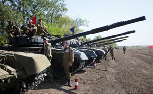 Des séparatistes prorusses prennent part à un exercice militaire entre unités blindées près de la ville de Torez, dans la région de Donetsk, le 24 septembre 2015