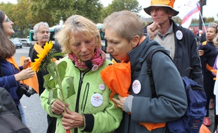 Rosen Hicher, ex-prostituée,lors de sa dernière étape de marche pour l'abolition de la prostitution, entre la Porte d'Orléans et la rue Colisée Paris.