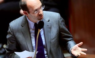 Un Livre Blanc sur la fonction publique remis jeudi au gouvernement suggère de renforcer le recours aux contrats de droit privé et l'évaluation des fonctionnaires au mérite, une évaluation pouvant conduire à un "licenciement" en cas "d'insuffisance" professionnelle.