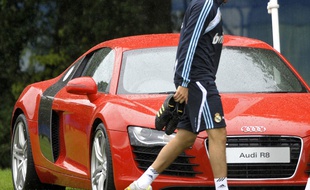Karim Benzema aime les grosses voitures.