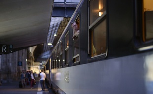 Illustration du départ d'un train de nuit