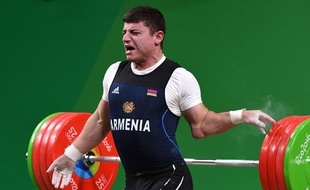 Andranik Karapetyan s'est blessé au coude lors du concours d'haltérophilie à Rio, le 11 août 2016.