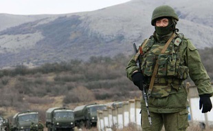 Un militaire russe en Crimée le 3 mars 2014.