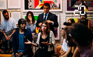 Illustration d'une femme parlant en public