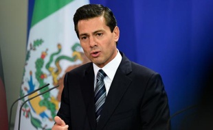 Le président mexicain Enrique Peña Nieto, ici à Berlin le 12 avril 2016, souhaite permettre "l'usage de médicaments élaborés à base de marijuana et/ou de ses principes actifs"