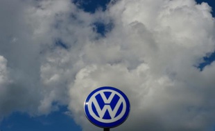 Le logo de Volkswagen au siège du groupe à Wolfsburg en Allemagne, le 25 septembre 2015