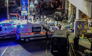 Forensic police work the site at Ataturk airport on June 28, 2016 in Istanbul after a suicide attack left at least 36 people dead. / AFP PHOTO / OZAN KOSE