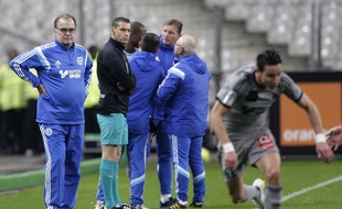 Marcelo Bielsa observe la course de Florian Thauvin, pendant le match Leans-OM le 22 mars 2015.