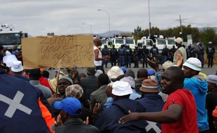 Le président sud-africain Jacob Zuma s'est défendu dimanche de copier les méthodes de l'apartheid après l'envoi en force de la police pour empêcher des manifestations de mineurs en grève, un mois après la fusillade qui avait fait 34 morts à Marikana (nord).