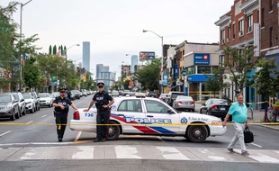 Des policiers à Toronto sur le lieu d'une fusillade. (Illustration)