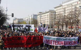 Des manisestants marchent sur la Karl-Marx-Allee contre la gentrification et les hausses des prix du loyer, le 6 avril 2019 à Berlin.