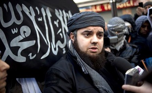 Le leader du mouvement islamiste radical Forsane Alizza, Mohamed Achamlane, lors d'une manifestation à Paris, le 27 janvier 2012.