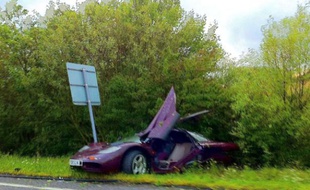 La Mclaren de Rowan Atkinson après l'accident, le 4 août 2011