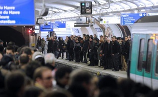 Des passagers attendent une rame sur un quai bondé de la station Saint-Lazare, le 7 décembre 2010 à Paris.