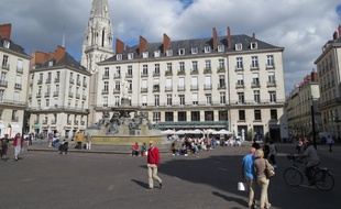 La partie est de la place Royale, ainsi que l'église Saint-Nicolas, avaient été détruites puis reconstruites.