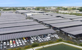 Panneaux solaires sur les parkings des Transports Baudron, à Saint-Aignan-de-Grand-Lieu