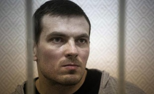 Un opposant russe a été condamné à quatre ans et demi de camp vendredi pour des heurts lors d'une manifestation anti-Poutine, un verdict qui laisse présager des peines sévères pour 17 autres accusés, alors que ces poursuites sont dénoncées comme visant à dissuader toute contestation.