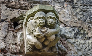 Deux gargouilles montaient la garde. Ces voisines au faciès peu engageant me firent sourire.