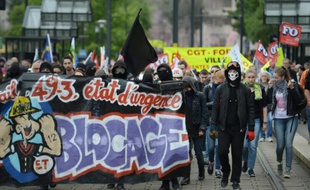 Des manifestants masqués le 2 juin 2016 à Nantes