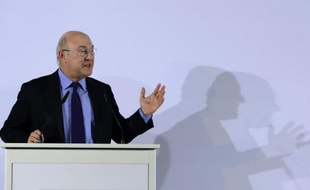 Le président François Hollande ne renonce pas à inverser la courbe du chômage en 2013, contrairement aux affirmations de la droite, a assuré lundi le ministre du Travail et de l'Emploi, Michel Sapin, en visite à Berlin.