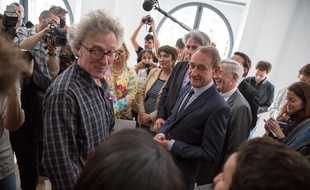 Jeudi 6 juin 2013, Bertrand Delanoë a inauguré une HLM rue de la Banque, anciennement squatté par des associations luttant contre le mal-logement.
