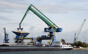 Le déficit commercial de la France a reculé de 6,2% en octobre par rapport à septembre, pour atteindre 4,685 milliards d'euros, grâce notamment à une progression des exportations chimiques, de pétrole raffiné et de céréales, ont annoncé vendredi les douanes.