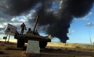 Un militaire libyen sur tank à Benghazi où des combats opposent l'armée à des islamistes, le 23 décembre 2014